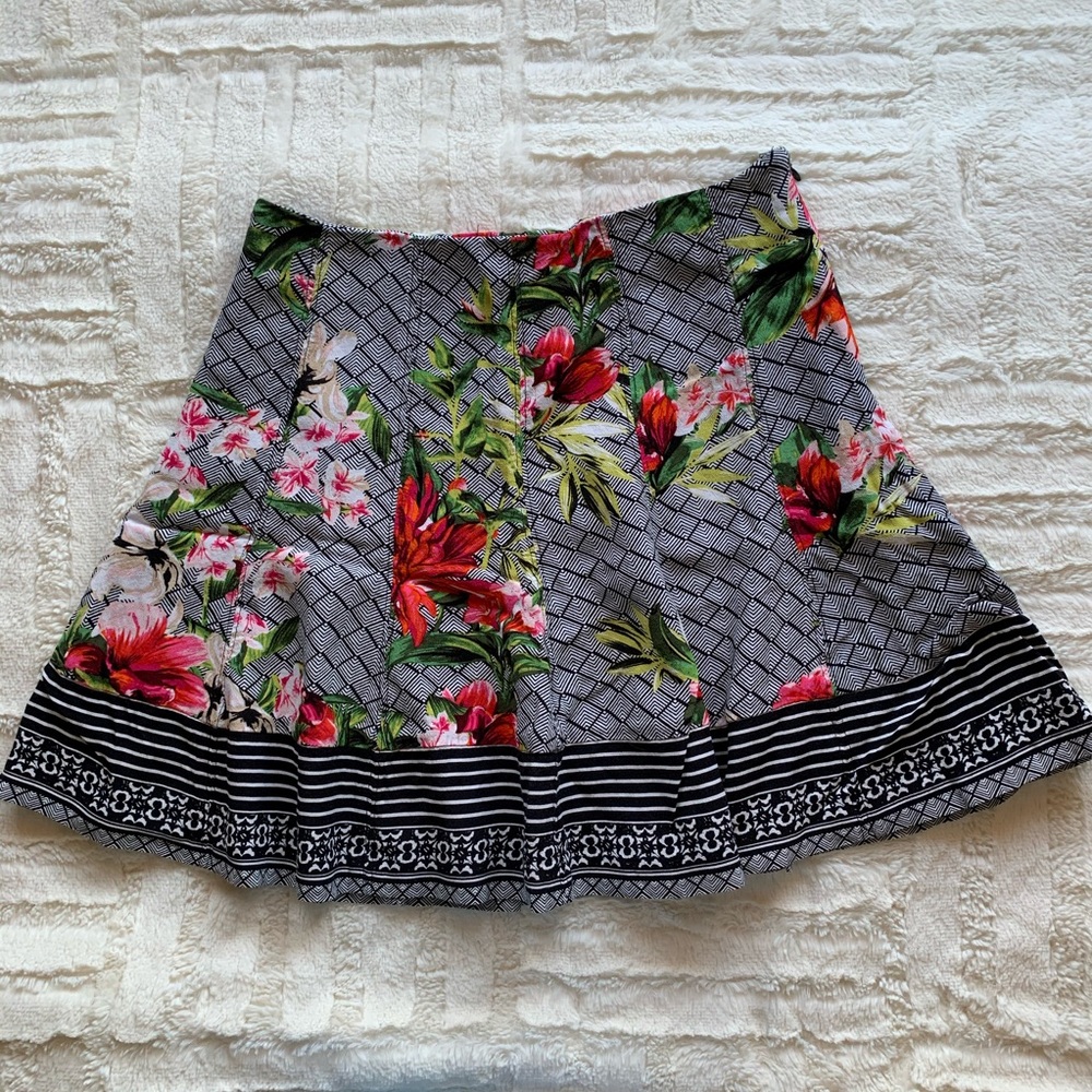 White House Black Market skirt - size 0